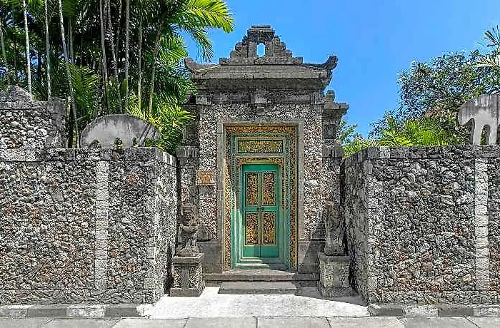 Wantilan Putih Санур